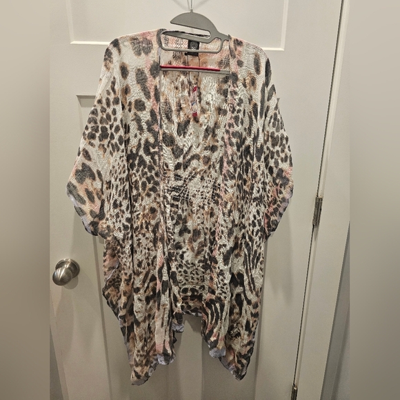 Vince Camuto Tops - NWT Vince Camuto Animal Print Kimono Cardigan One Size Neutral Lightweight Wrap